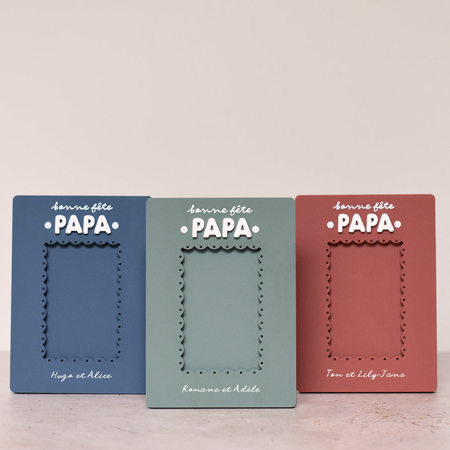 3 cadres en plexi, format rectangulaire coloris uni et texte blanc. Découpe de l’ouverture au centre en feston
Inscription en haut centré sur 2 lignes, ligne 1 « bonne fête », ligne 2 « Papa » en relief plexi blanc et sur les côtés du mot 2 smileys imprimés
Inscription en bas de deux prénoms
3 modèles : un modèle bleu, un modèle vert et un modèle rouge terracotta