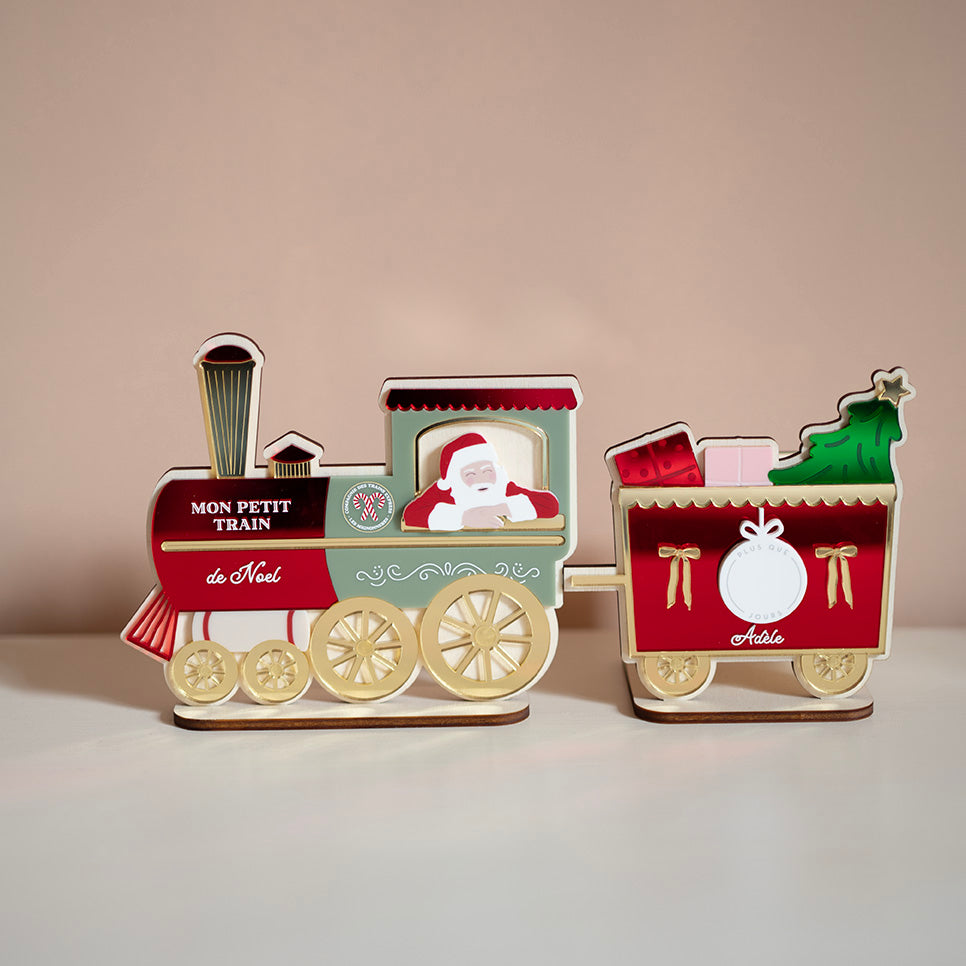 Décor en bois avec relief coloré
Représentation d’un petit train
Locomotive rouge, verte et doré avec père-noël accoudé à la fenêtre. Sur le devant il est inscrit « Mon petit train de Noël »
Derrière 1 wagons constitué d’un fond rouge avec détail doré, deux cadeaux et un sapin sorte du dessus. Au centre un rond blanc, sur le coté 2 noeus dorés. Il est inscript le prénom « Adèle »