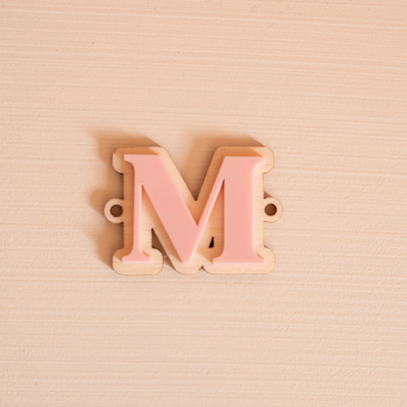 Lettre « M » en bois et relief plexi brillant rose baby pink
1 trou de chaque côté de la découpe