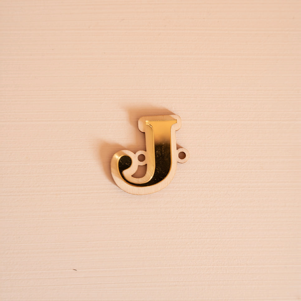 Lettre « J » en bois et relief plexi miroir or
1 trou de chaque côté de la découpe