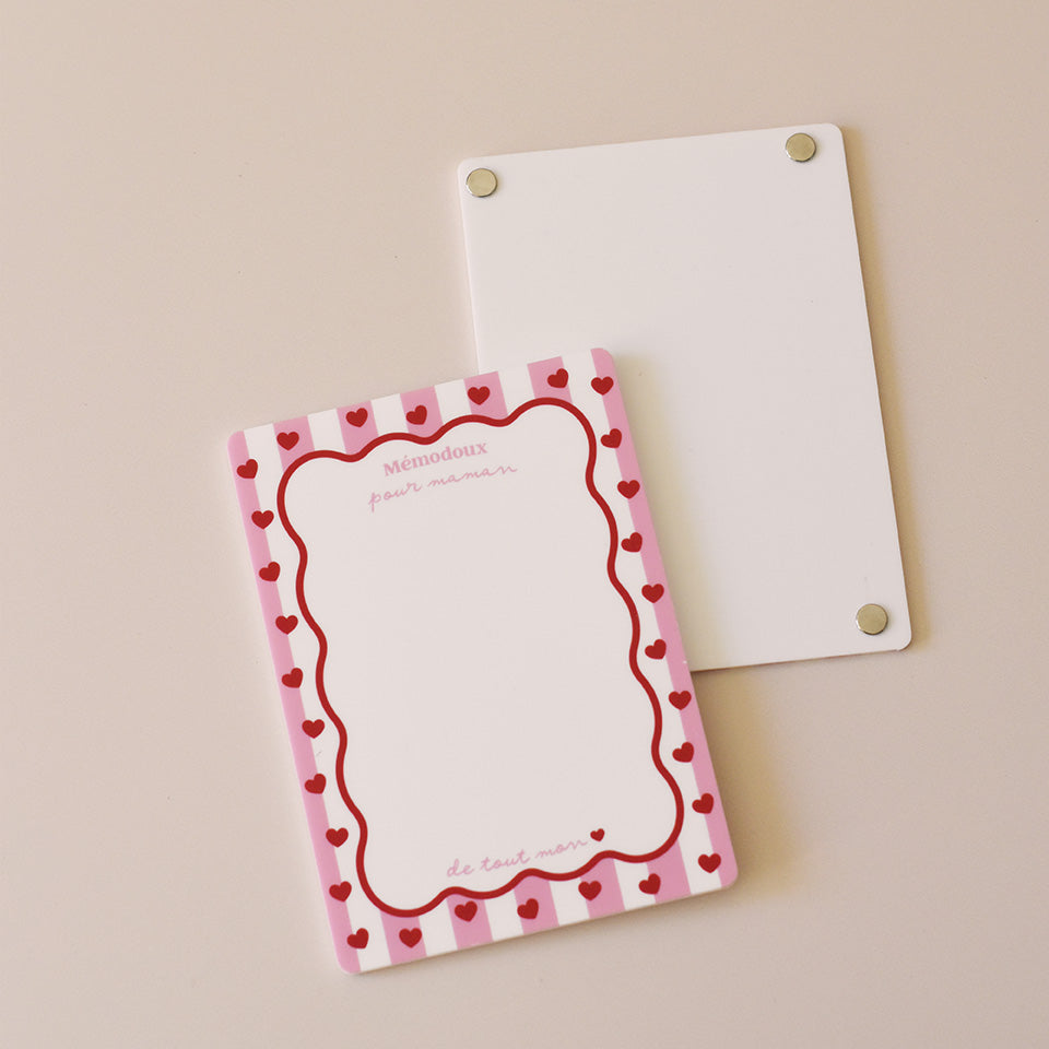Ardoise magnétique en plexiglass blanc
Modèle rayé rose, bordure vague rouge, coeurs rouges
Inscription en haut « Mémodoux pour maman »
Inscription en bas « de tout mon » puis motif coeur
Verso de l’ardoise plexiglass blanc avec aimants ronds dans les quatrescoins