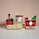Décor en bois avec relief coloré 
Représentation d’un petit train 
Locomotive rouge, verte et doré avec père-noël accoudé à la fenêtre. Sur le devant il est inscrit « Mon petit train de Noël »
Derrière 1 wagons constitué d’un fond rouge avec détail doré, deux cadeaux et un sapin sorte du dessus. Au centre un rond blanc, sur le coté 2 noeus dorés. Il est inscript le prénom « Adèle »