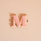 Lettre « M » en bois et relief plexi brillant rose baby pink
1 trou de chaque côté de la découpe