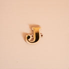 Lettre « J » en bois et relief plexi miroir or
1 trou de chaque côté de la découpe