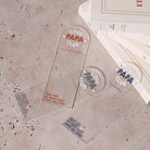Marque-pages en plexi transparent découpe forme arche, texte blanc et coloré (3 options). Un modèle texte rouge terracotta et blanc, un modèle texte bleu et blanc et un modèle texte vert et blanc.
Inscription dans l’arche sur 3 lignes « Cool Papa Club », 2 smiley entourent le mot « PAPA ».
En dessous est inscrit un prénoms (personnalisation du produit) 
En bas du marque-page est inscrit « Parque les papas cools lisent des livres » disposé sur 3 lignes avec un dessin de main en « v » 
