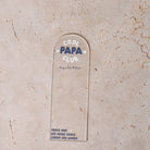 Marque-pages en plexi transparent découpe forme arche, texte blanc et bleu. Inscription dans l’arche sur 3 lignes « Cool Papa Club », 2 smiley entourent le mot « PAPA ». Les mots « cool » et « club » et les motifs sont inscrits en blanc, le reste du texte est en couleur.
En dessous est inscrit un prénoms (personnalisation du produit) 
En bas du marque-page est inscrit « Parque les papas cools lisent des livres » disposé sur 3 lignes avec un dessin de main en « v » 