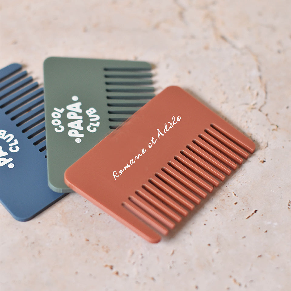 Peigne petit format en plexiglass mat coloré, texte blanc. Inscription « cool papa club » au centre d’un côté
Inscription de prénoms au verso (à personnaliser avec les prénoms de votre choix)
3 coloris : un bleu « denim », un vert « pin » et un rouge « terracotta » 
