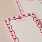 Ardoise magnétique en plexiglass blanc
Modèle rayé rose, bordure vague rouge, coeurs rouges
Inscription en haut « Mémodoux pour maman »
Inscription en bas «  de tout mon » puis motif coeur
Verso de l’ardoise plexiglass blanc avec aimants ronds dans les quatres coins