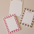 Ardoise magnétique en plexiglass blanc
Modèle rayé rose, bordure vague rouge, coeurs rouges / Modèle rayé vert, bordure vague rose, étoiles dorés
Inscription en haut « Mémodoux pour maman »
Inscription en bas «  de tout mon » puis motif coeur
Verso de l’ardoise plexiglass blanc avec aimants ronds dans les quatres coins