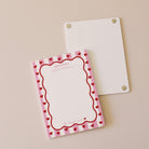 Ardoise magnétique en plexiglass blanc
Modèle rayé rose, bordure vague rouge, coeurs rouges
Inscription en haut « Mémodoux pour maman »
Inscription en bas «  de tout mon » puis motif coeur
Verso de l’ardoise plexiglass blanc avec aimants ronds dans les quatrescoins