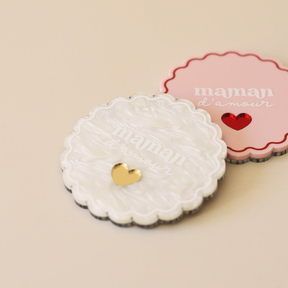 Miroir de poche forme rond festonné avec impression contour, inscription « maman d’amour » et coeur en plexi miroir incrusté au centre. Un coloris rose et rouge (fond plexi rose, contour rouge, texte blanc, coeur en plexi miroir rouge)
Un coloris marbré blanc (fond plexi marbré blanc, contour et teste blanc, coeur en plexi miroir or)
