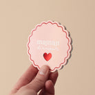 Miroir de poche forme rond festonné avec impression contour, inscription « maman d’amour » et coeur en plexi miroir incrusté au centre. Coloris face rose et rouge : fond plexi rose, contour rouge, texte blanc, coeur en plexi miroir rouge